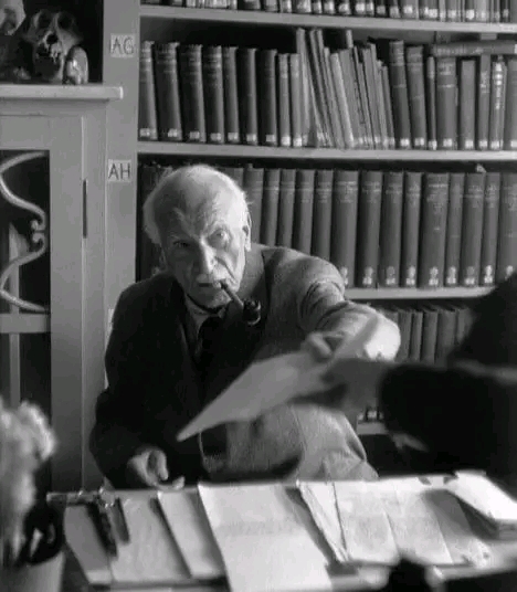 Carl Jung em sua biblioteca em Küsnacht, Suíça